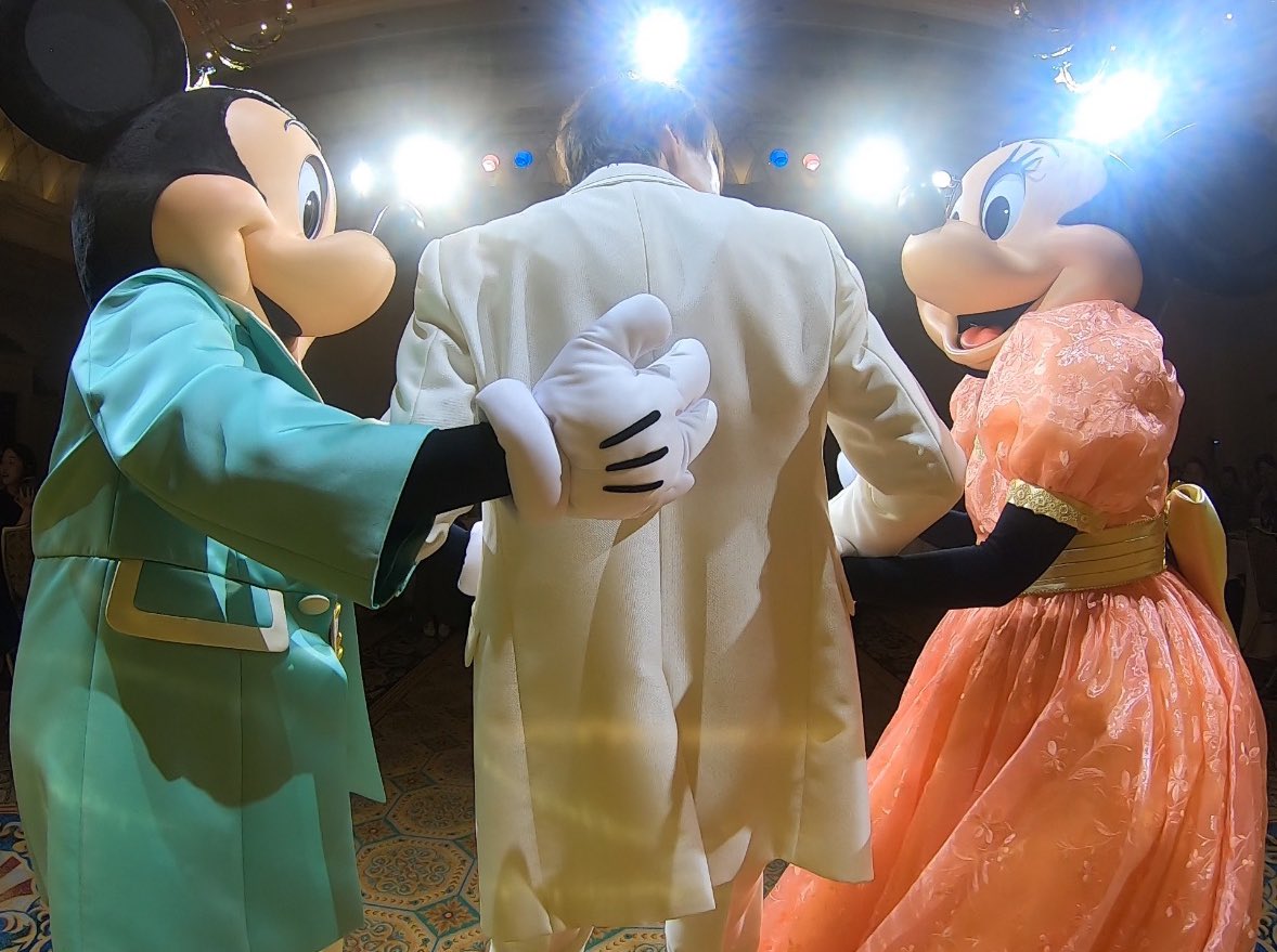 1118mkmn's tweet photo. 幸せすぎた1日があっという間に終わってしまった🥹はっぴーうえでぃんぐ～！！って事でミラコスタでFTWでした👰🤵🤍🕊💍天気も最高に良くてゴンドラも楽しんだな😂✨️
みんなからの写真やら動画やらたっっっくさんありすぎて追いつかない😂整理したらゆっくり振り返ろーっと🥳
はぁーーー尊い🙏🙏🙏 https://t.co/k2pL7undSk