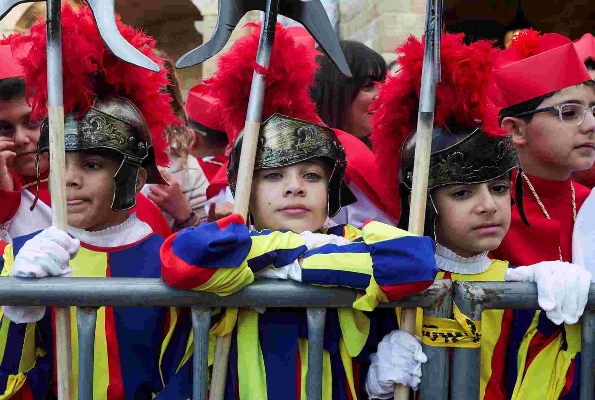 thandojo's tweet image. Children dressed as Swiss Guards gather on the day Pope Leo XIV visits the De La Croix Psychiatric Hospital, during his first apostolic journey, in Jal el-Dib, #Lebanon.