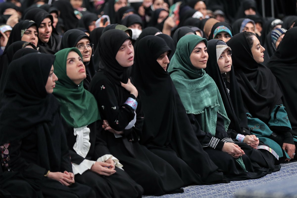 de_Khamenei's tweet image. 📸Am Mittwochmorgen empfing Ayatollah Khamenei, das Oberhaupt der Islamischen Revolution, Tausende iranische Frauen und Mädchen zu einer Begegnung.

#Khamenei #Iran #Frauen