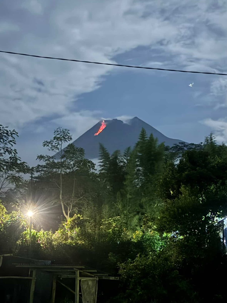 merapi_uncover's tweet photo. [Breaking News ] Guguran Lava Pijar Merapi Terpantau Jelas dari Warung Kopi Merapi Cangkringan Malam ini

Sleman, Yogyakarta – Aktivitas vulkanik Gunung Merapi kembali memukau masyarakat, terutama para pengunjung di lerengnya. Pada hari ini, pukul 19:12 WIB, guguran lava pijar teramati jelas meluncur dari puncak gunung api teraktif di Indonesia tersebut.
Fenomena alam ini berhasil tertangkap mata dan kamera sejumlah pengunjung yang sedang menikmati suasana malam di Warung Kopi Merapi, sebuah lokasi populer di kawasan Cangkringan, Sleman, yang dikenal dengan pemandangan langsung ke arah Gunung Merapi.

(samwakays)