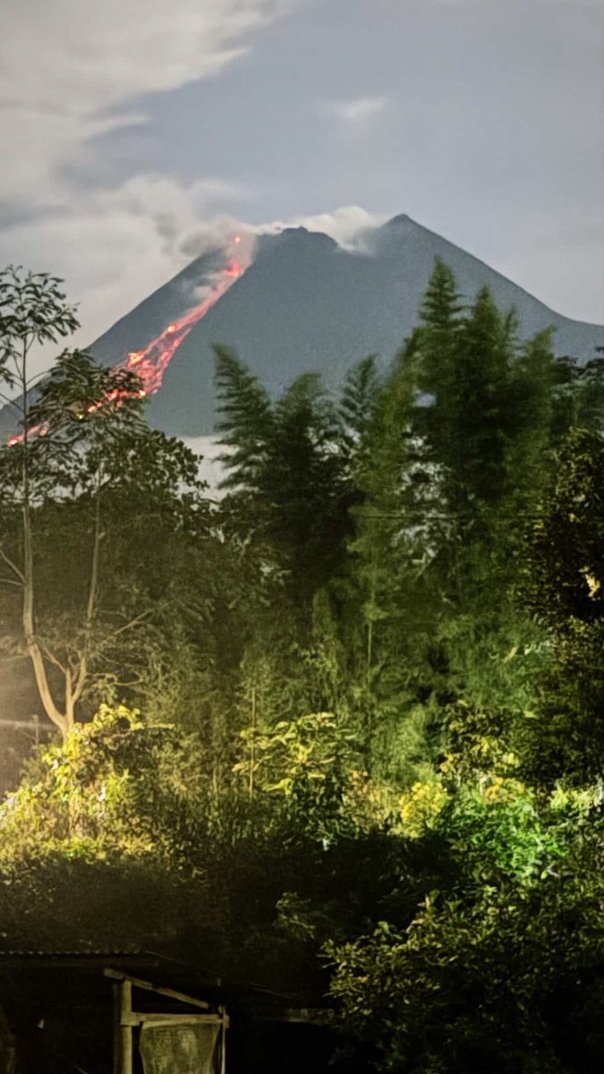 merapi_uncover's tweet photo. [Breaking News ] Guguran Lava Pijar Merapi Terpantau Jelas dari Warung Kopi Merapi Cangkringan Malam ini

Sleman, Yogyakarta – Aktivitas vulkanik Gunung Merapi kembali memukau masyarakat, terutama para pengunjung di lerengnya. Pada hari ini, pukul 19:12 WIB, guguran lava pijar teramati jelas meluncur dari puncak gunung api teraktif di Indonesia tersebut.
Fenomena alam ini berhasil tertangkap mata dan kamera sejumlah pengunjung yang sedang menikmati suasana malam di Warung Kopi Merapi, sebuah lokasi populer di kawasan Cangkringan, Sleman, yang dikenal dengan pemandangan langsung ke arah Gunung Merapi.

(samwakays)