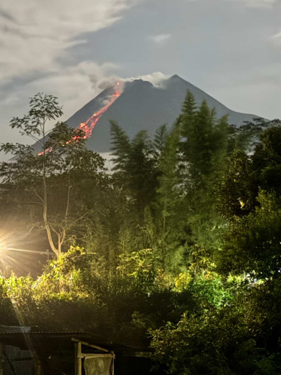 merapi_uncover's tweet photo. [Breaking News ] Guguran Lava Pijar Merapi Terpantau Jelas dari Warung Kopi Merapi Cangkringan Malam ini

Sleman, Yogyakarta – Aktivitas vulkanik Gunung Merapi kembali memukau masyarakat, terutama para pengunjung di lerengnya. Pada hari ini, pukul 19:12 WIB, guguran lava pijar teramati jelas meluncur dari puncak gunung api teraktif di Indonesia tersebut.
Fenomena alam ini berhasil tertangkap mata dan kamera sejumlah pengunjung yang sedang menikmati suasana malam di Warung Kopi Merapi, sebuah lokasi populer di kawasan Cangkringan, Sleman, yang dikenal dengan pemandangan langsung ke arah Gunung Merapi.

(samwakays)
