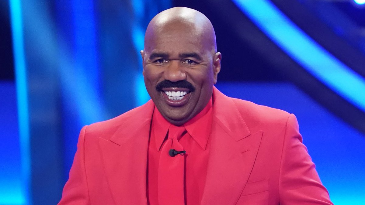Cultination1's tweet image. Du garçon bègue et moqué à un milliardaire.  

Son ascension fulgurante commence avec The Steve Harvey Show (1996-2002), une sitcom qui le propulse comme star de la comédie. 

Puis, il conquiert la radio avec The Steve Harvey Morning Show, écouté par des millions, et la…