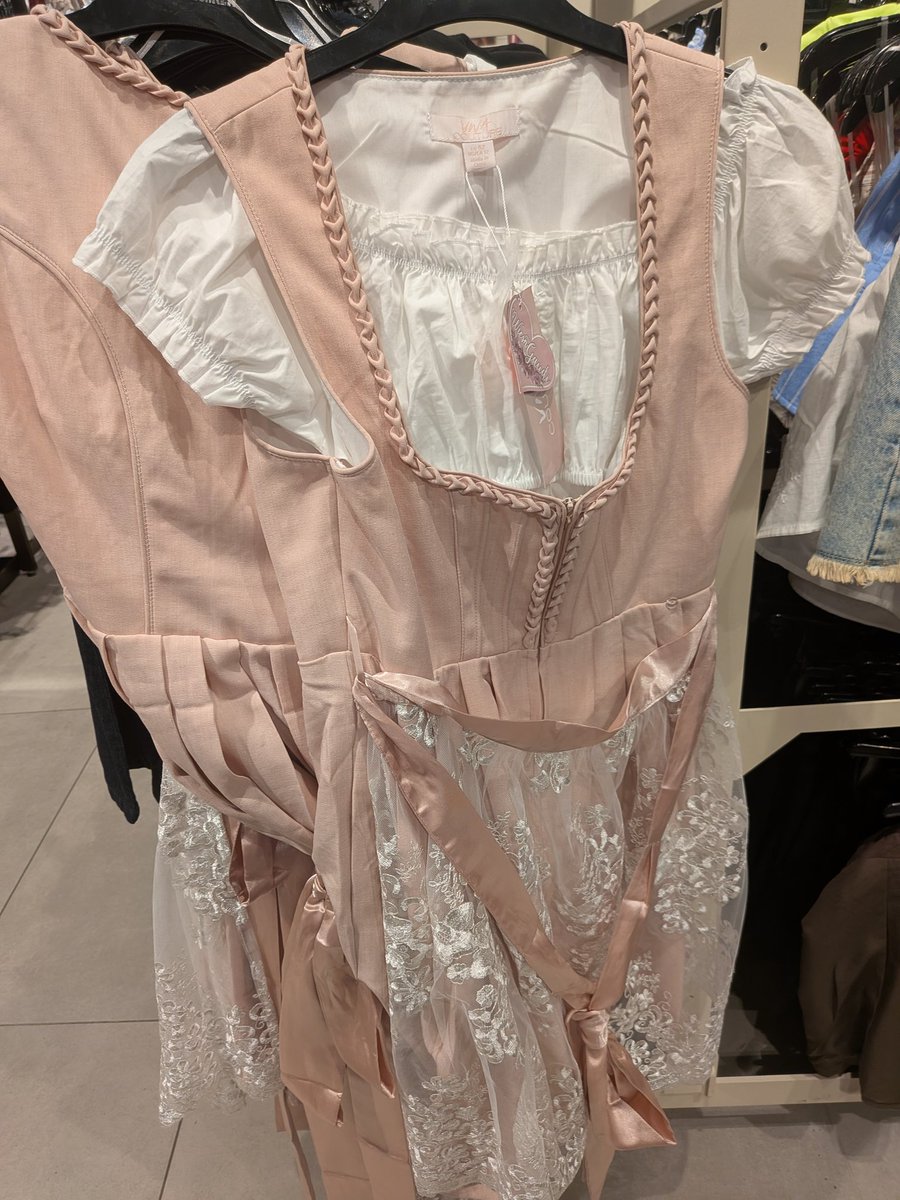 seuchenkater's tweet image. 50 Likes und ich Kauf mir dieses dumme Kleid für die Dokomi