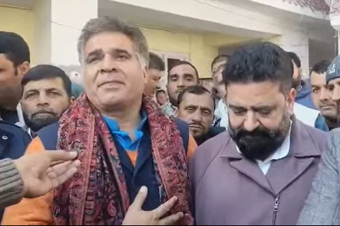Senior BJP leaders Ravinder Raina and Choudhary Zulfkar Ali visited Poonch and expressed their heartfelt condolences to MLA Ejaz Jan on the sad demise of his mother. Mr. Raina and Zulfkar Choudhary expressed deep solidarity with the bereaved family members.