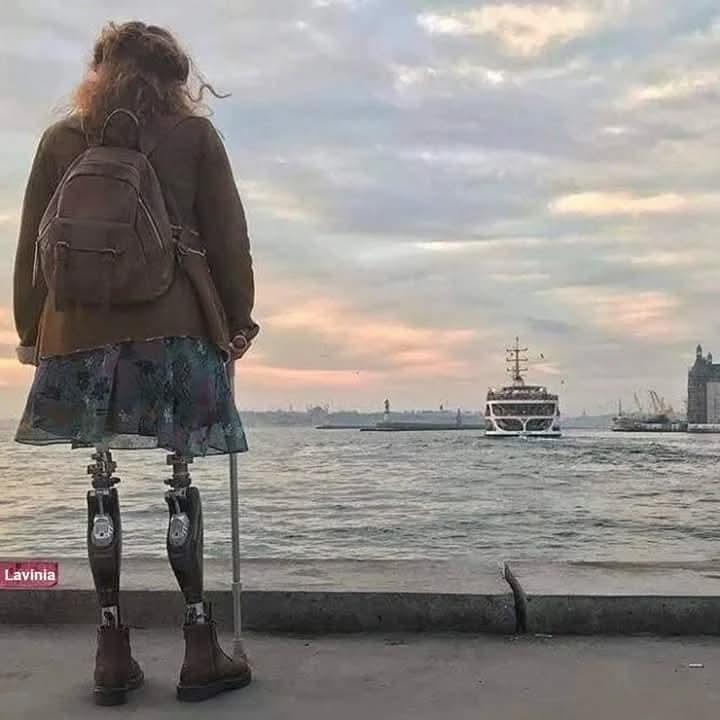 Ne lüks çatılar,
Ne Fransız balkonlar ne de saray desenli halılar.
Yarasına tütün basmış insanlar güzelleştiriyor yeryüzünü...!
Özgür BACAKSIZ

#3AralıkDünyaEngellilerGünüEngel tanınam