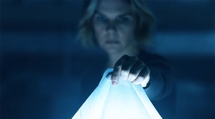 Que encontró Carol Sturka bajo la lona?