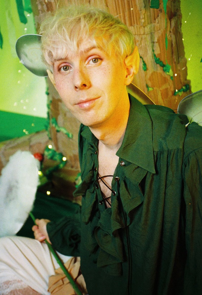 adozenredrosies's tweet image. phil continues to find new ways to innovate in the field of devastating beauty 🧚🌿