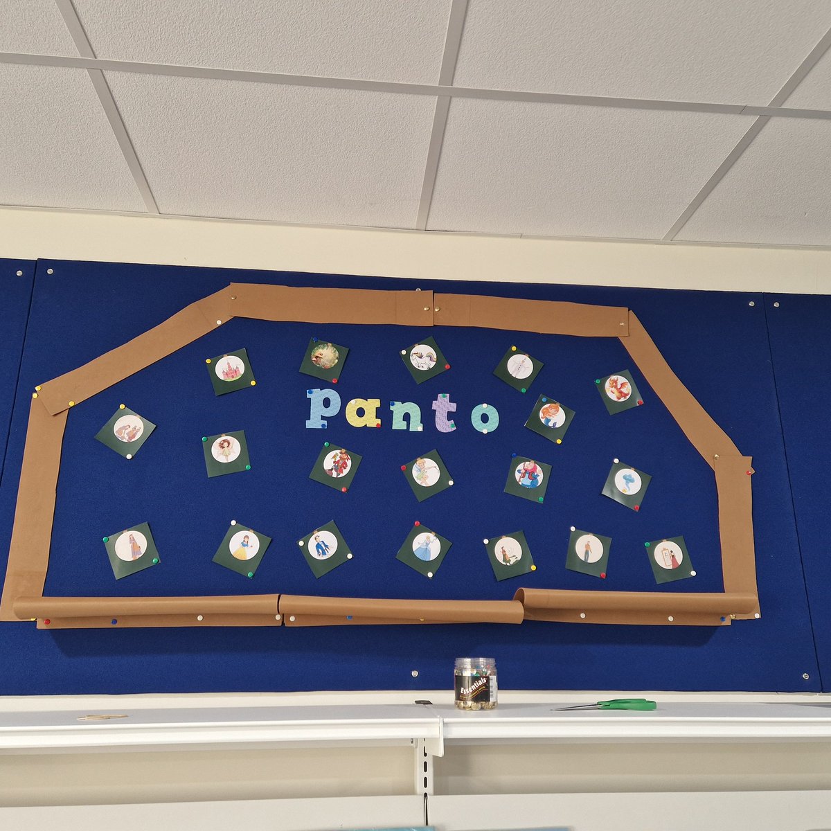 KnebCommLibrary's tweet image. Something exciting is coming to Knebworth Library ... its nearly here!

#KnebworthLibrary #xmasatthelibrary