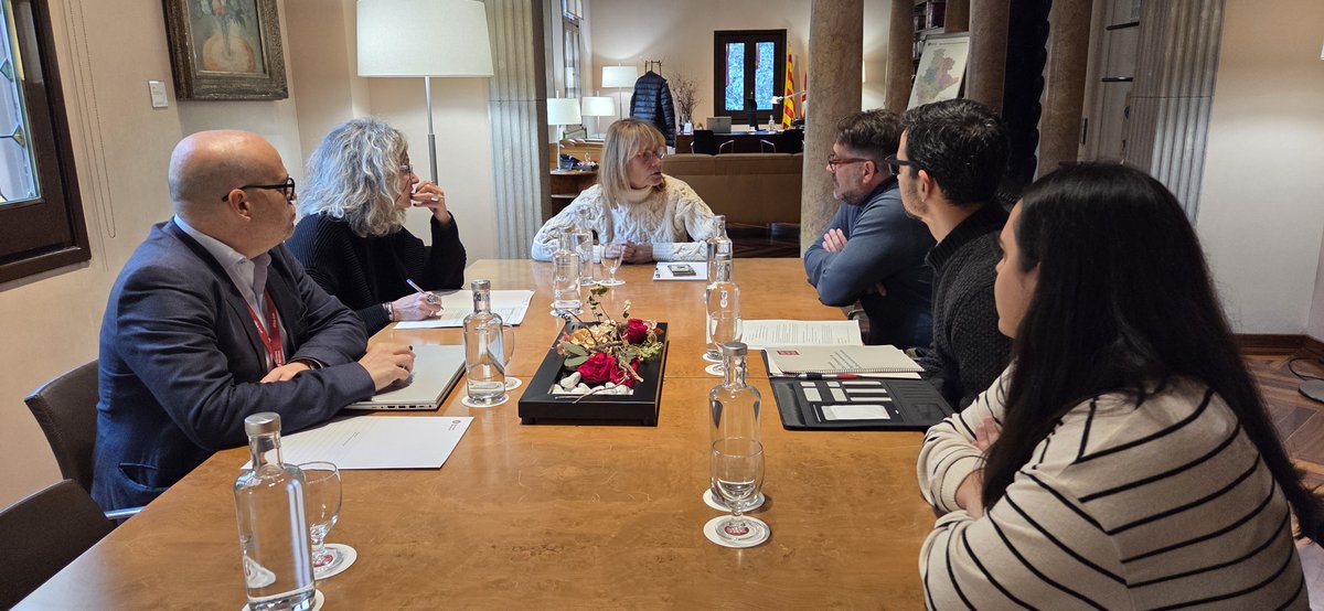 <a href="/ugtdiba/">UGT Diputació de Barcelona.</a> i <a href="/ugt_sp_cat/">UGT - Serveis Públics de Catalunya</a> ens hem reunit amb la presidenta <a href="/LluisaMoretSabi/">Lluïsa Moret Sabidó</a>  per presentar el nostre Pla d’Ordenació de RRHH per la <a href="/diba/">Diputació de Barcelona</a> : equitat retributiva, fi del grup E, grup B, adequació de categories a Bolonya... Reunió molt constructiva. Seguim treballant!  #ServeiPúblic