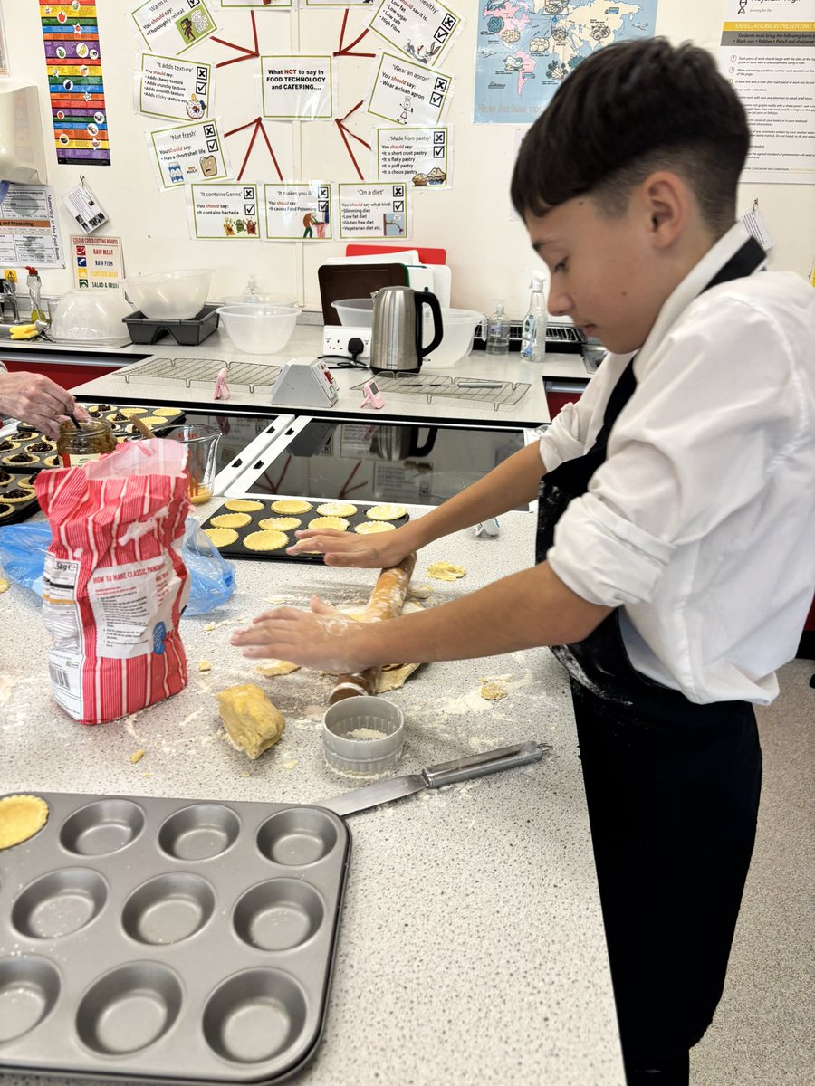 BayLeadershipAc's tweet photo. Y8 turned pro bakers today! 🥧✨ Over 150 homemade mince pies made from scratch to raise funds for @SJHospice. #WinterGift #Service https://t.co/kAFyFuCsSB