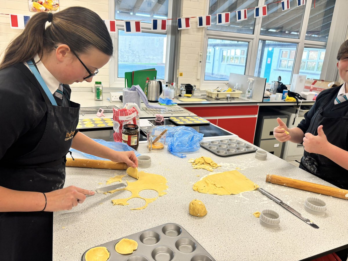 BayLeadershipAc's tweet photo. Y8 turned pro bakers today! 🥧✨ Over 150 homemade mince pies made from scratch to raise funds for @SJHospice. #WinterGift #Service https://t.co/kAFyFuCsSB