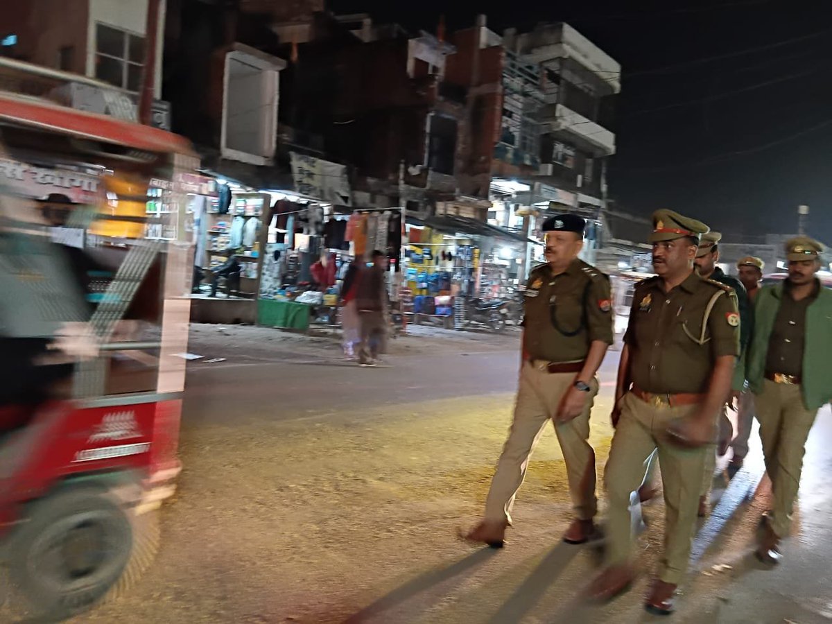 fatehpurpolice's tweet image. #Spfhr के निर्देशन में जनपद में शान्ति एवं कानून व्यवस्था को सुदृढ़ बनाये रखने हेतु #CO खागा द्वारा मय पुलिस बल के थाना खागा क्षेत्रान्तर्गत भीड़-भाड़ वाले स्थानों में पैदल गस्त कर आम जनमानस को सुरक्षा का भरोसा दिलाया गया।                  
#UPPolice