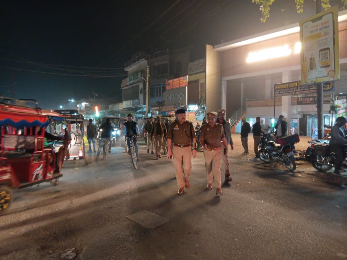 fatehpurpolice's tweet image. #Spfhr के निर्देशन में जनपद में शान्ति एवं कानून व्यवस्था को सुदृढ़ बनाये रखने हेतु #CO खागा द्वारा मय पुलिस बल के थाना खागा क्षेत्रान्तर्गत भीड़-भाड़ वाले स्थानों में पैदल गस्त कर आम जनमानस को सुरक्षा का भरोसा दिलाया गया।                  
#UPPolice