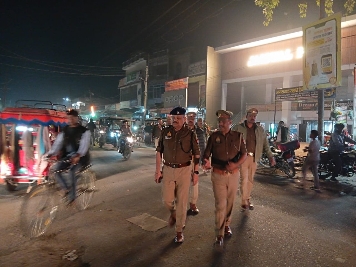 fatehpurpolice's tweet image. #Spfhr के निर्देशन में जनपद में शान्ति एवं कानून व्यवस्था को सुदृढ़ बनाये रखने हेतु #CO खागा द्वारा मय पुलिस बल के थाना खागा क्षेत्रान्तर्गत भीड़-भाड़ वाले स्थानों में पैदल गस्त कर आम जनमानस को सुरक्षा का भरोसा दिलाया गया।                  
#UPPolice