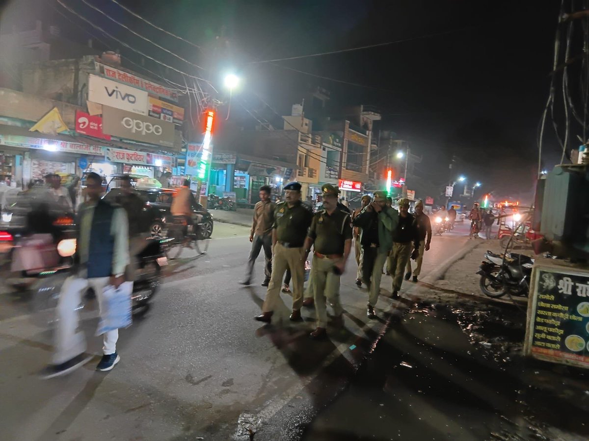 fatehpurpolice's tweet image. #Spfhr के निर्देशन में जनपद में शान्ति एवं कानून व्यवस्था को सुदृढ़ बनाये रखने हेतु #CO खागा द्वारा मय पुलिस बल के थाना खागा क्षेत्रान्तर्गत भीड़-भाड़ वाले स्थानों में पैदल गस्त कर आम जनमानस को सुरक्षा का भरोसा दिलाया गया।                  
#UPPolice