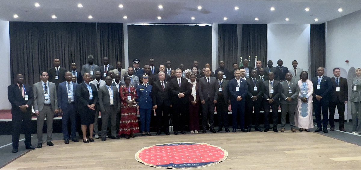 radioalginter's tweet photo. 🔴📸Photo de famille des participants à la sixième réunion des chefs des bureaux de liaison nationaux d’#AFRIPOL tenue à Alger du 02 au 04 décembre courant
🔳Crédit photo: Nadhir HAMRANI https://t.co/6Q1cY5etGQ