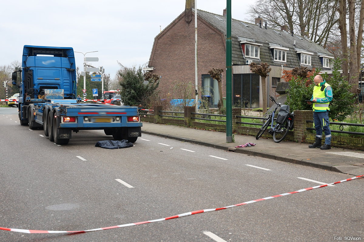 Fietsster zwaargewond bij ongeval met vrachtwagen