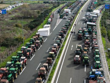 Έχει περάσει η εποχή των γαλάζιων αγροτοπατέρων, που έβγαζαν εκδρομή τα τρακτέρ στα Τέμπη, κατέβαιναν Αθήνα, τους χτύπαγαν οι υπουργοί στην πλάτη, γυρνούσαν με κούφιες υποσχέσεις κι έλεγαν στους συναδέλφους τους "και του χρόνου".
Οι νέοι #αγρότες διαθέτουν επαγγελματική