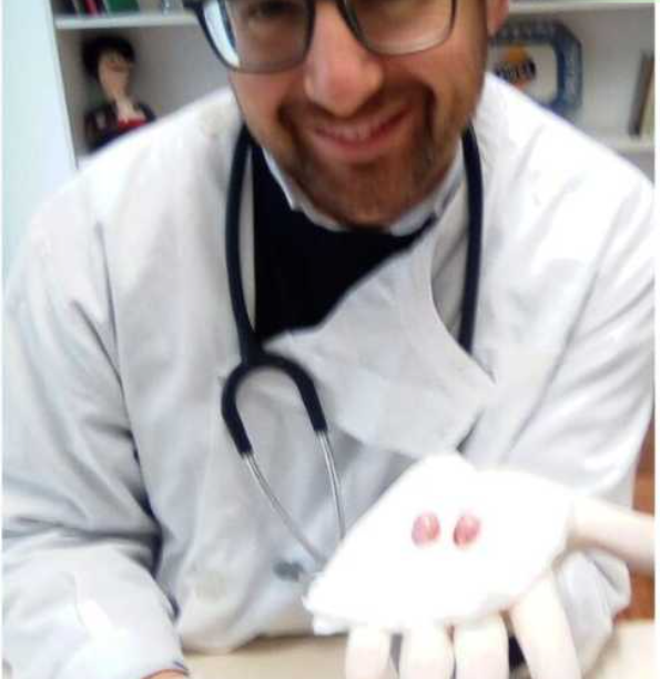 InesSousaReal's tweet photo. A comprovar-se a notícia de que o Deputado do CH Pedro Frazão esterilizou o gato António na sede do partido, é de uma extrema gravidade. 
Para além de enquanto médico veterinário ter deveres deontológicos a observar, já trabalhou na DGAV, pelo não pode dizer desconhecer a lei! https://t.co/ddo8fFhhKu
