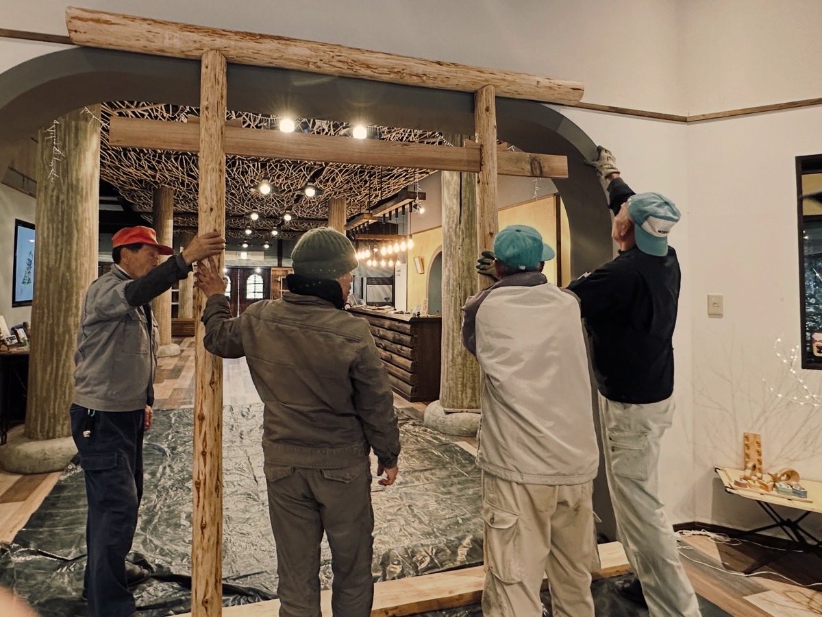 mieux_forest's tweet photo. 鳥居⛩️をつくるグランピング、聞いたことありますか😳ミューの森が誇る職人チームが2026年に向けて鳥居をつくっています。 https://t.co/jSdArqiGcP