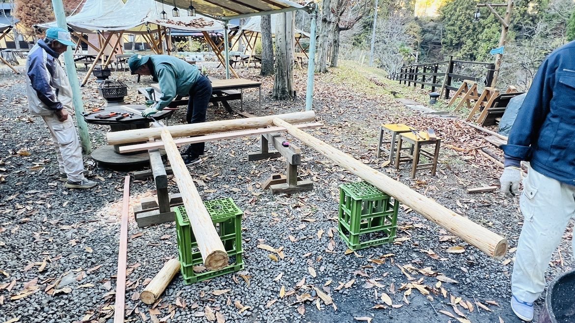 mieux_forest's tweet photo. 鳥居⛩️をつくるグランピング、聞いたことありますか😳ミューの森が誇る職人チームが2026年に向けて鳥居をつくっています。 https://t.co/jSdArqiGcP
