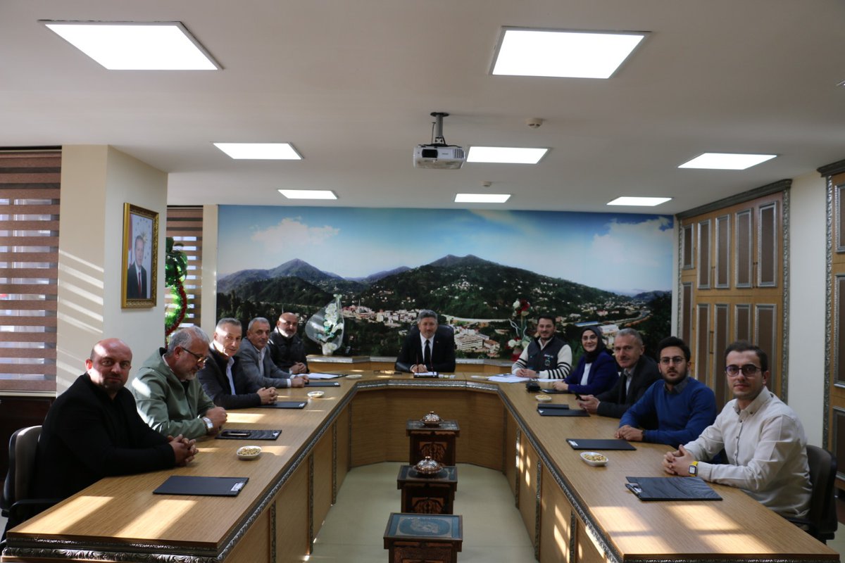 Yılın son meclis toplantısını gerçekleştirdik.Yıl içerisindeki gayretli çalışmalarından ötürü meclis üyelerime teşekkür ediyorum.