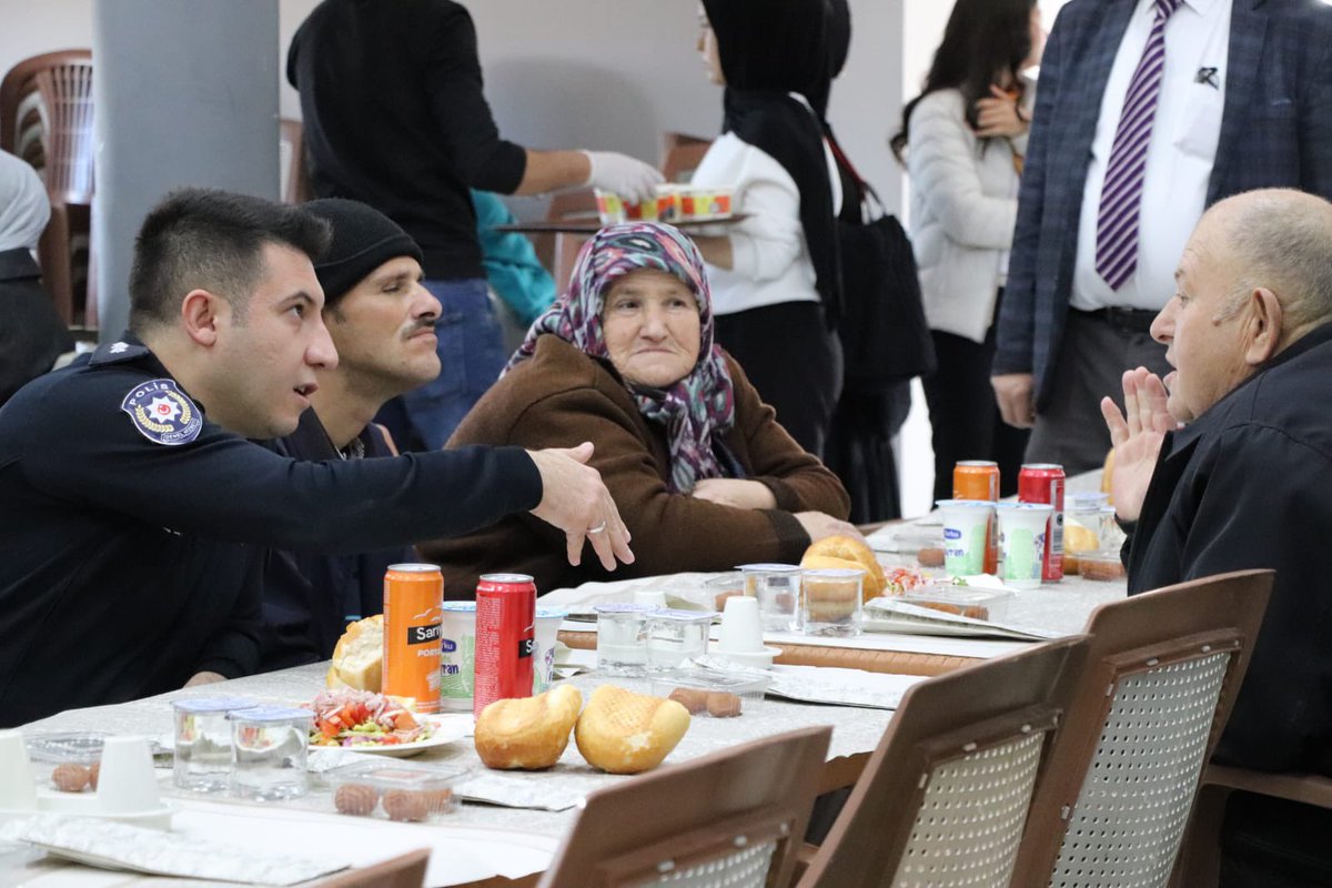 Kaymakamımız Ebrar Evsen, Belediye Başkanı Dr. Sadık Sefer, İlçe Emniyet Amiri Müslüm Ertürküner, İlçe Jandarma Komutanı Sabih Ölmez, SYDV çalışanları ve öğretmenlerle brilikte 3 Aralık Dünya Engeliler günü münasebetiyle düzenlenen yemeğe katıldı.