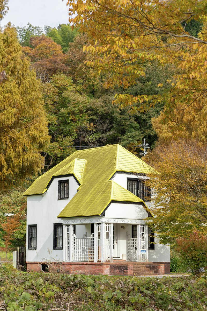 黄色い屋根が印象的な「旧古田土雅堂邸」。 大正時代のアメリカ製輸入