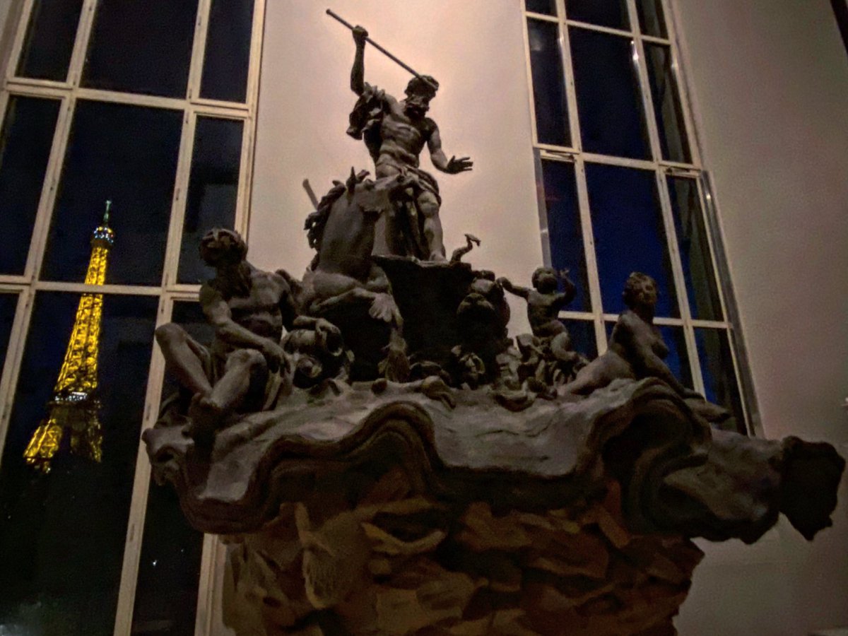 L_E_Ba's tweet image. A la pointe! 

#throughthewindow #eiffeltower #night #view #citeedelarchitectureetdupatrimoine #trocadero #paris #parismaville #parisjetaime