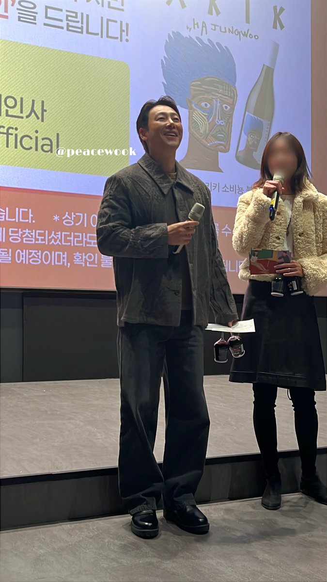 251203 <윗집 사람들> 무대 인사

너무 가까워...😳👉🏻👈🏻

#윗집사람들 #김동욱