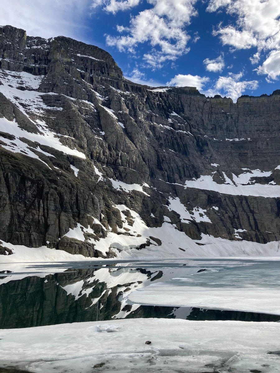 Dheerajocreator's tweet photo. The reflection of the rocks in the water
of Iceberg Lake gives the incredible
impression that the ice floes
are hanging over the abyss
Glacier National Park, Montana
#hiking #GlacierNP #mountains #LandscapePhotography #reflection #rocks #ColorADay #BlueTue https://t.co/Y9cB3UiPPK