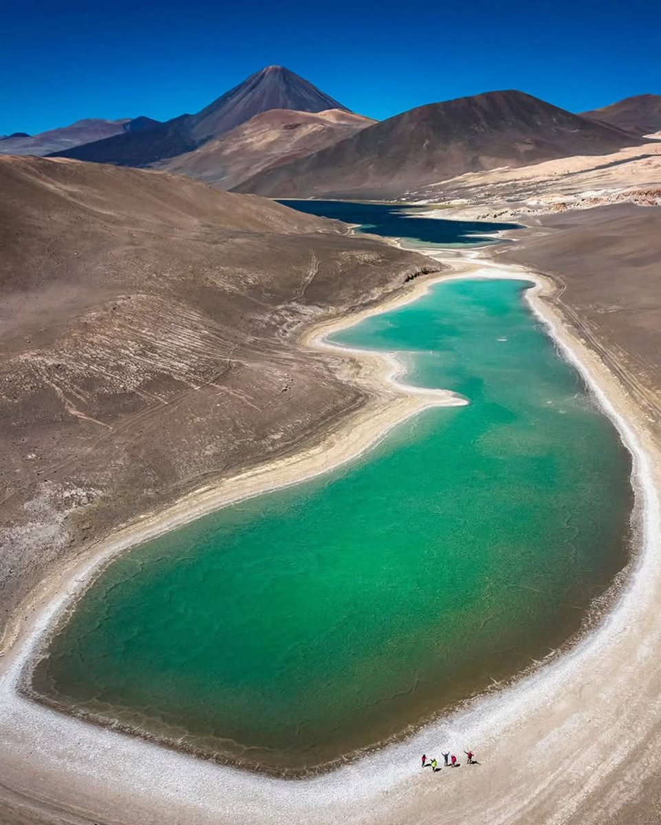 Volcán El Peinado: un gigante solitario en medio del desierto 😍​🤎​
A sus pies, un conjunto de lagunas de aguas turquesas contrasta con la aridez del entorno creando un oasis inesperado 💫​🤩​

📷​antofagastasoy
#DescubriCatamarca #HermosaPorNaturaleza