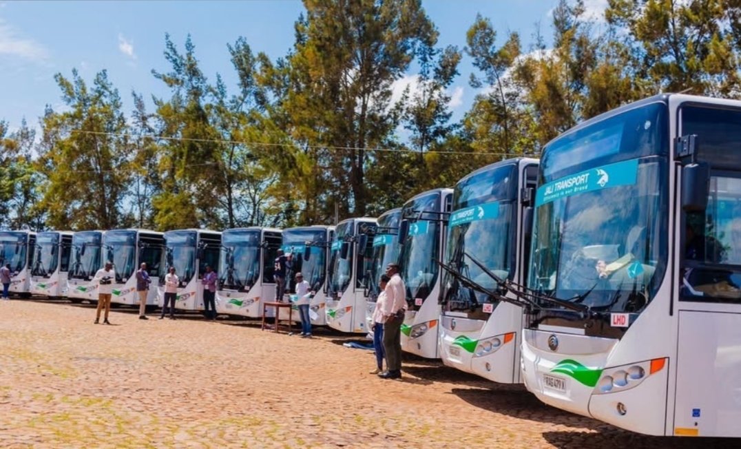 chuts_25's tweet image. Rwanda has officially launched East Africa’s most radical public transport overhaul, approving an “airline-style” bus system where vehicles must depart on fixed schedules (never waiting to fill up), capped at 10-minute delays in terminals and just three minutes at stops...