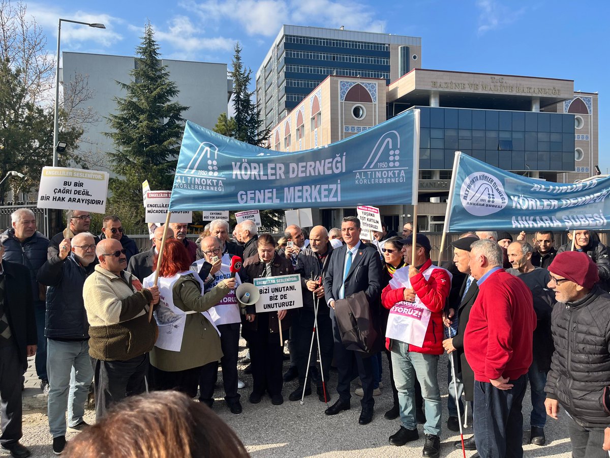 3 Aralık Dünya Engelliler Gününde Hazine ve Maliye Bakanlığı önünde eğitimden istihdama,evde bakım ücretlerinden engelli maaşına,ÖTV muafiyetinden emekliğe,engelli bireylerin yaşadığı hak kayıplarına karşı sesimizi duyurmak amacıyla kitlesel bir basın açıklaması gerçekleştirdik.