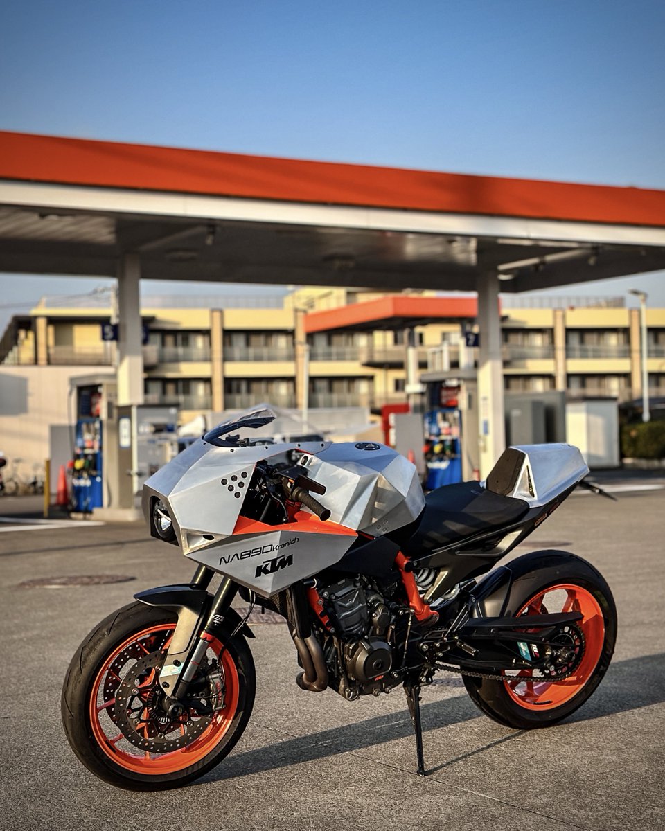 nobtree's tweet photo. フルカスタム？ライトカスタム？
ボルトオンで着脱可能なカスタムスタイル。
[Reデザイン]KTM 890 DUKE R

Nobuki Kato × ASK Motorcycle
"NA 890 Kranich"

#NA890Kranich 
#AskMotorcycle @Ask8194 https://t.co/OPVVC9YuEv