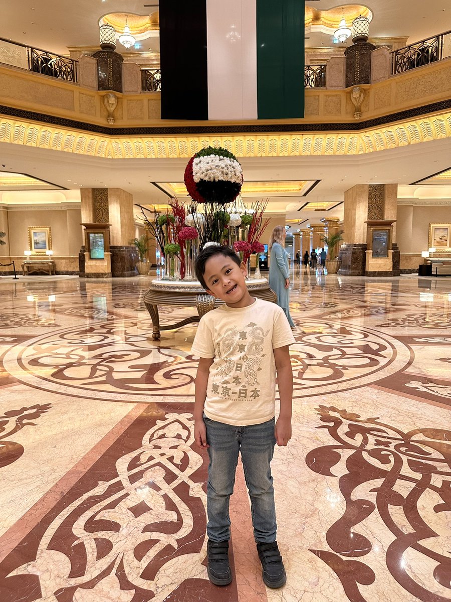 BisdakV's tweet image. Celebrating the 54th UAE National Day in Emirates Palace Hotel.

#AbuDhabi #EmiratesPalace #UAENationalDay #family #leadership