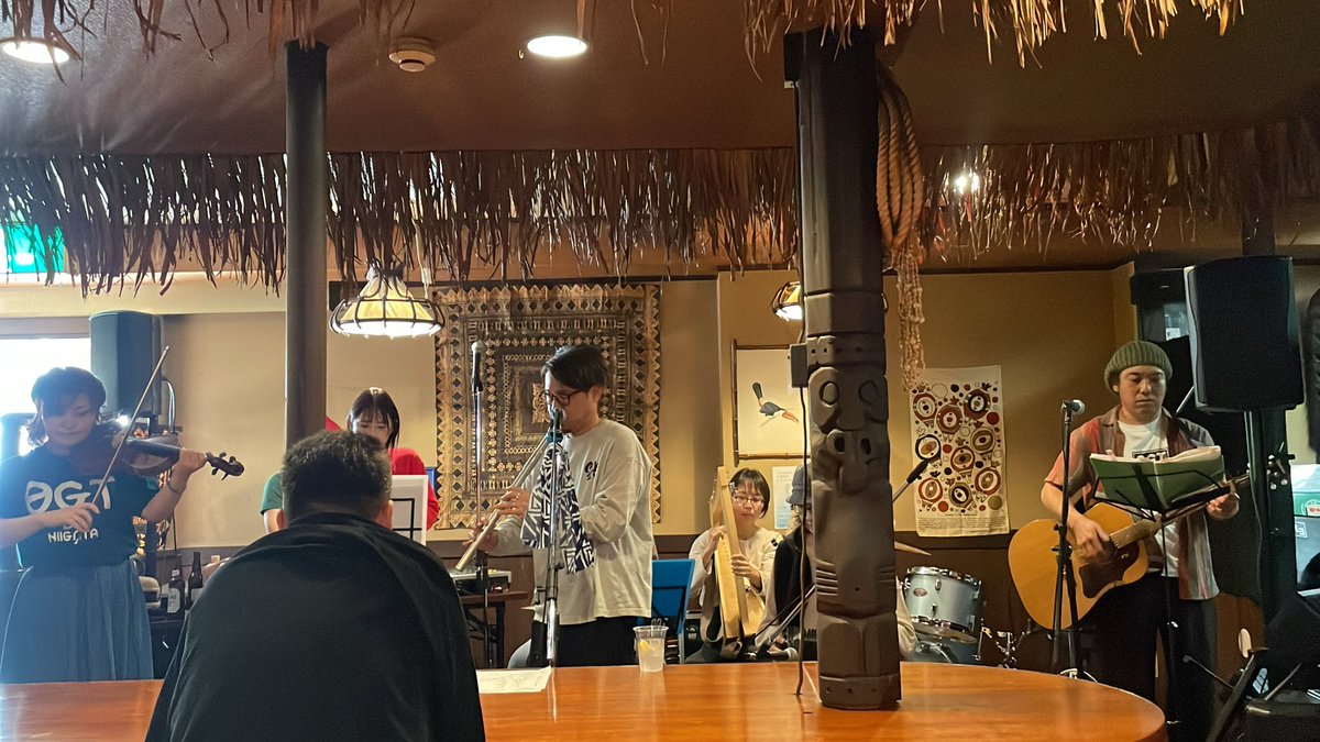 seiyaGT's tweet photo. お次は11/30、新潟は直江津トロピカル居酒屋トンガ村！ワニお出迎え〜

楽しいDJにほっこり気持ちいいOGT！我々はたわいもなことを喋り散らかしながらの16曲1時間、楽しくやらせていただきました！ワニのステーキと唐揚げやナシゴレンで軽く打上げておいとま。

ご来場の皆様ありがとうございました！ https://t.co/YQMZxEgd6U