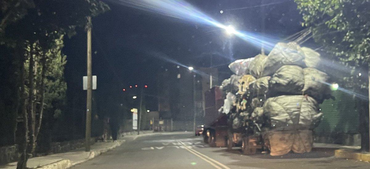 Naaaaa ¿apoco van a quitar estos camiones? Todos los días hay #CaosVial en #VistaHermosa por qué están estacionados en el #Colegio #Peterson 🙄