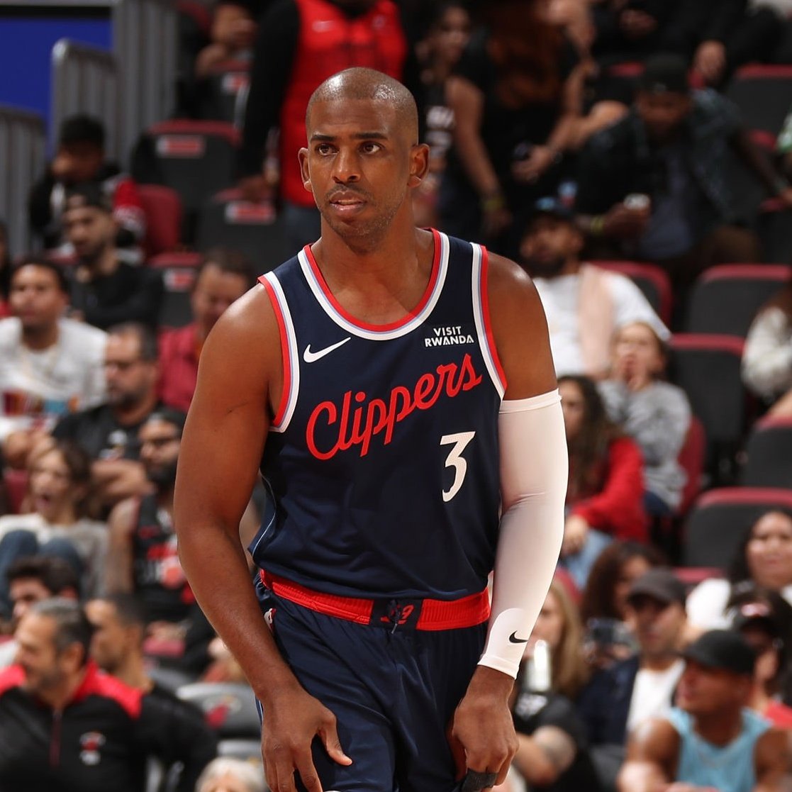 NBAdabad's tweet image. Uma das maiores SACANAGENS que eu já vi acontecer na NBA.

Chris Paul, provavelmente o maior jogador na história do Clippers, foi dispensado pelo time de madrugada.

Foi simplesmente avisado no hotel que não precisava comparecer ao próximo treino.

🗞️ @ChrisBHaynes