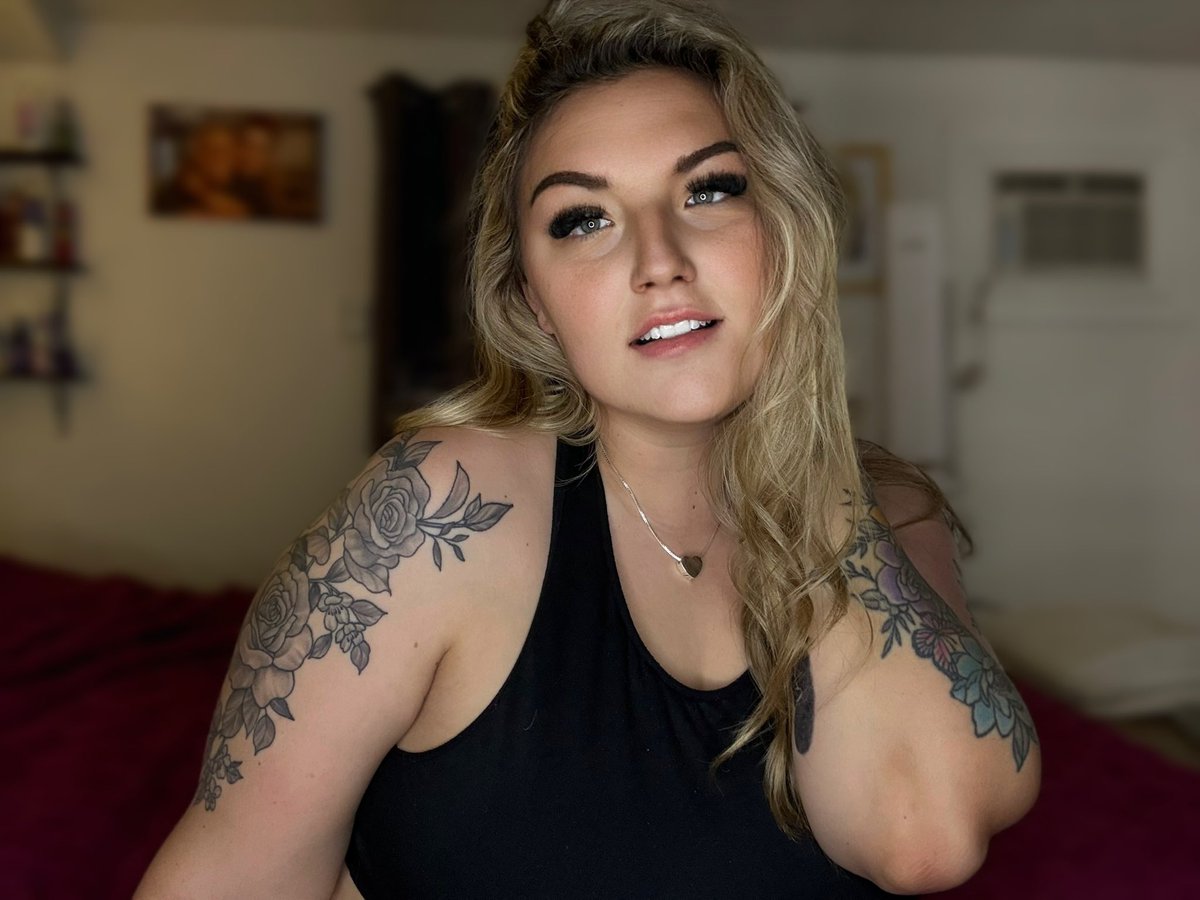tatinthecountry's tweet photo. I need a new profile pic : 1.. or 2?♥️ https://t.co/2h2tnPPhif
