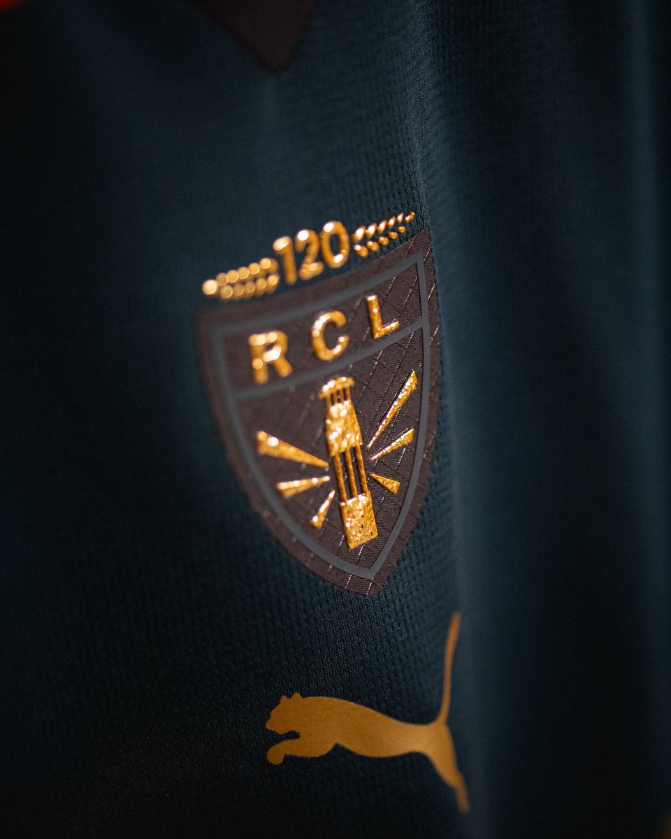 RCLens's tweet photo. Un 𝑏𝑙𝑒𝑢 𝑝𝑟𝑜𝑓𝑜𝑛𝑑 symbole de courage et de sacrifice 🔵
Un col 𝑟𝑜𝑢𝑔𝑒 hérité des codes du mineur 🧣
Des détails 𝑑𝑜𝑟𝑒́𝑠 pour sublimer ce passé minier ✨

#SainteBarbe https://t.co/gKDTg00uB7