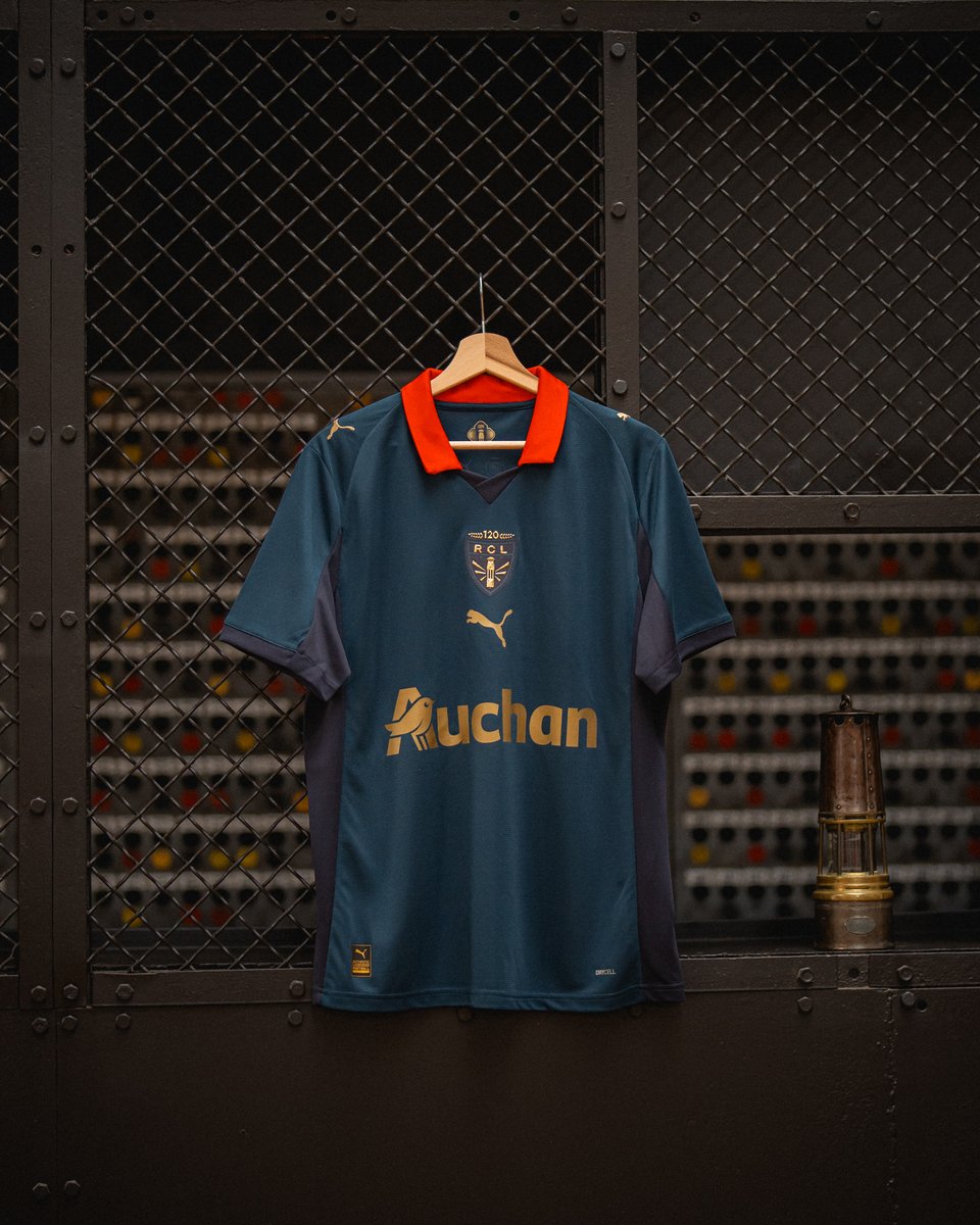 RCLens's tweet photo. Un 𝑏𝑙𝑒𝑢 𝑝𝑟𝑜𝑓𝑜𝑛𝑑 symbole de courage et de sacrifice 🔵
Un col 𝑟𝑜𝑢𝑔𝑒 hérité des codes du mineur 🧣
Des détails 𝑑𝑜𝑟𝑒́𝑠 pour sublimer ce passé minier ✨

#SainteBarbe https://t.co/gKDTg00uB7