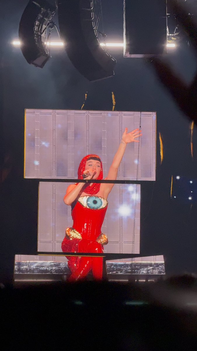 Cyon__yyu's tweet photo. 念願のKaty Perry😭🤍
学生の頃に勇気をもらっていてずっと聞いていた曲をようやく同じ空間で聞けたこと本当に本当に心から幸せだった😭💖💖 https://t.co/7cc60vbWX0