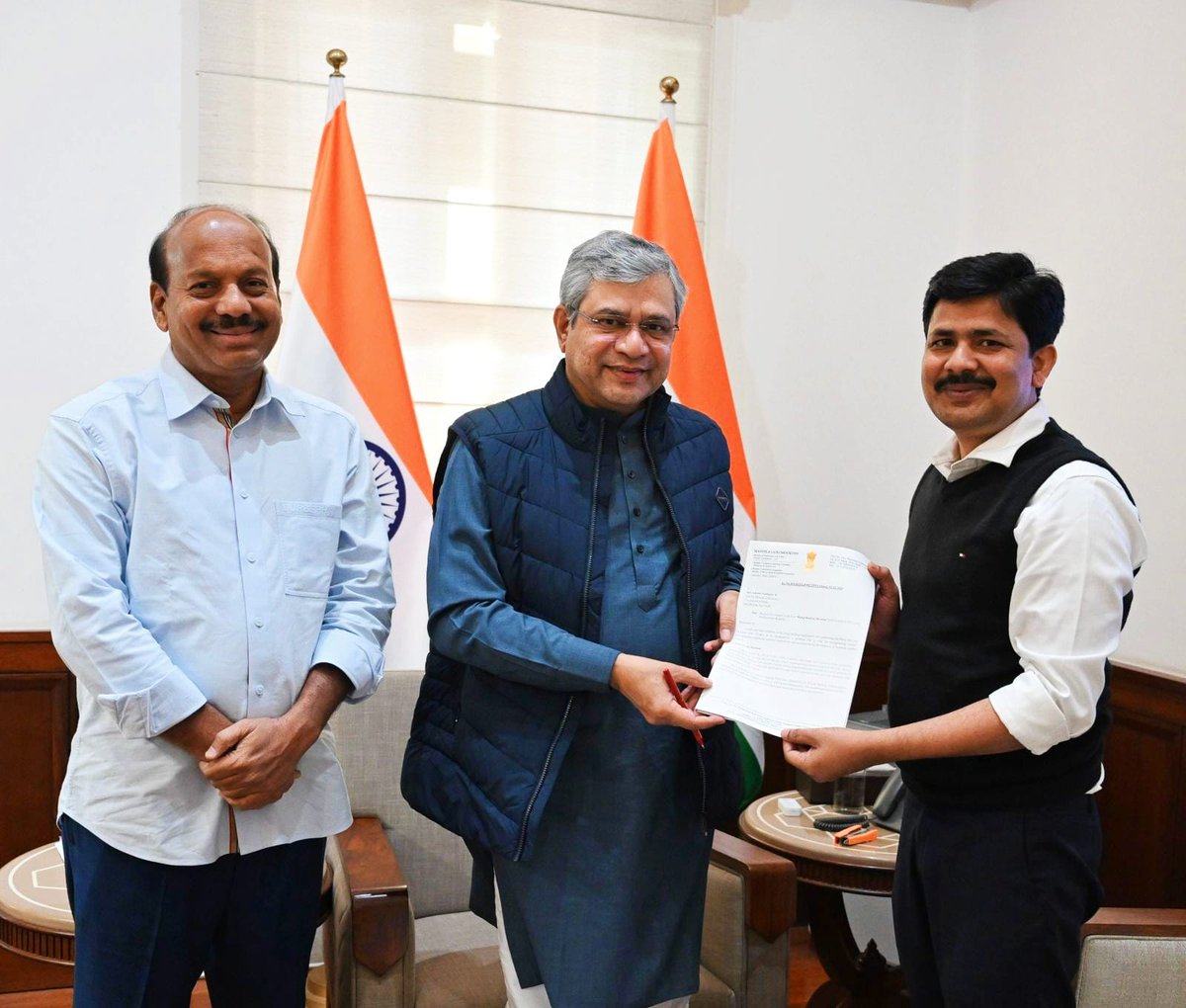 GuruMYSRCP's tweet photo. Met Hon’ble Railway Minister Shri @AshwiniVaishnaw Ji along with RS MP & Railway Standing Committee Member Shri Meda Raghunadha Reddy garu. @YSRCParty Lok Sabha Floor Leader Shri @MithunReddyYSRC also endorsed our request. We strongly appealed for the long pending Balaji Railway Division with Tirupati as headquarters, highlighting administrative delays caused by the current multi division system, and the urgent need to strengthen railway services for India’s busiest pilgrimage city.

We also urged approval for the Foot Over Bridge at Tirupati West Station, and another FOB with ramp at Puttur Yard (KM 111/800–900) to resolve severe commuter hardships. Further, we requested stoppages for key express trains at Naidupeta and Vendodu as per public demand, and restoration of essential passenger services. We appealed to the Minister to take prompt action in the interest of lakhs of passengers in the Tirupati region.

#BalajiRailwayDivision
#TirupatiRailwayDevelopment
#YSRCP #MPGurumurthy #MPMidhunReddy 
#MedhaRaghunadhaReddy #PutturFOB
#TirupatiNeedsBalajiDivision #AshwiniVaishnaw 
#ImproveRailwayFacilities
#TirupatiDevelopment
#NaidupetaStoppage
#VendoduStoppage
#TirupatiWestFOB
#PublicDemand
#RailwayUpgradation