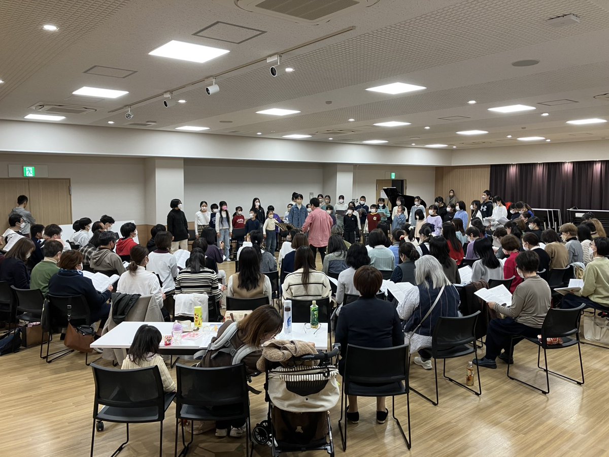 約100名
大人も子どももみんなで円になって練習
何歳になっても、合唱は楽しめる

声を出し、みんなでつくる“至高の愛”。
《二十億年前の石》をみんなで歌うこのステージを、
12/21 バロー文化ホールのクリスマスコンサートでぜひ聴きにきてください🎄

チケット販売中🎫
#合唱 #クリスマスコンサート