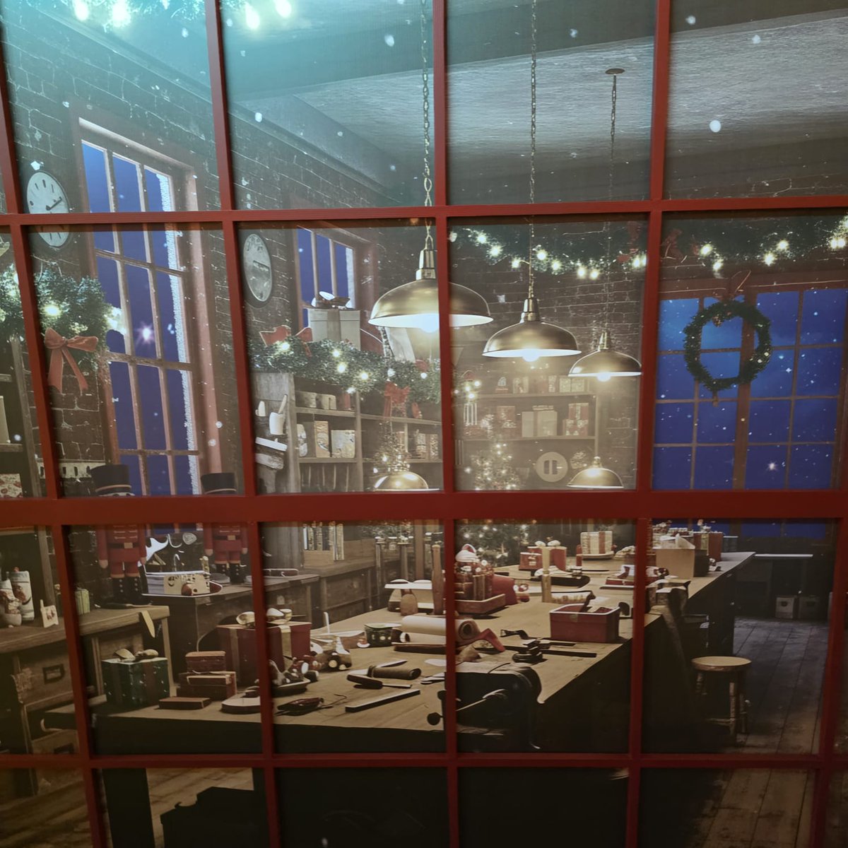 AnaMoretto4's tweet image. #AlphabetChallenge #WeekWforWindows 
#WindowsOnWednesday 
#Christmas2025