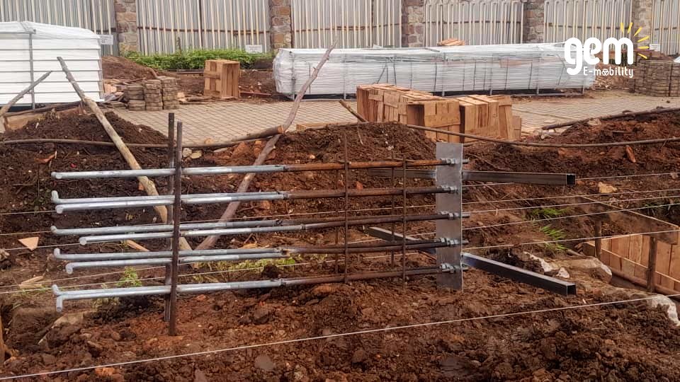 gem_emobility's tweet photo. Les fondations de la mobilité verte sont posées au Burundi ! 🇧🇮 

GEM E-mobility a terminé la base de sa station 100% solaire. Les structures s'élèvent bientôt. RDV fin janv. 2026.

#GEMeMobility #Burundi #MobilitéÉlectrique #abatwip https://t.co/fRYKN8EvmC
