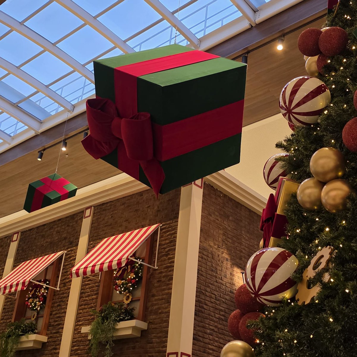 AnaMoretto4's tweet image. #AlphabetChallenge #WeekWforWindows 
#WindowsOnWednesday 
#Christmas2025