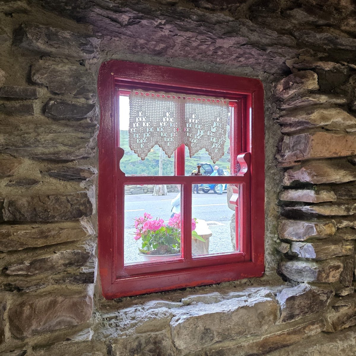AnaMoretto4's tweet image. #AlphabetChallenge #WeekWforWindows 
#WindowsOnWednesday 

Kenmare, Ireland.